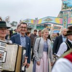 Einzug_Politischer Gillamoos_Ludwig Hartmann, Cem Özdemir, Katharina Schulze