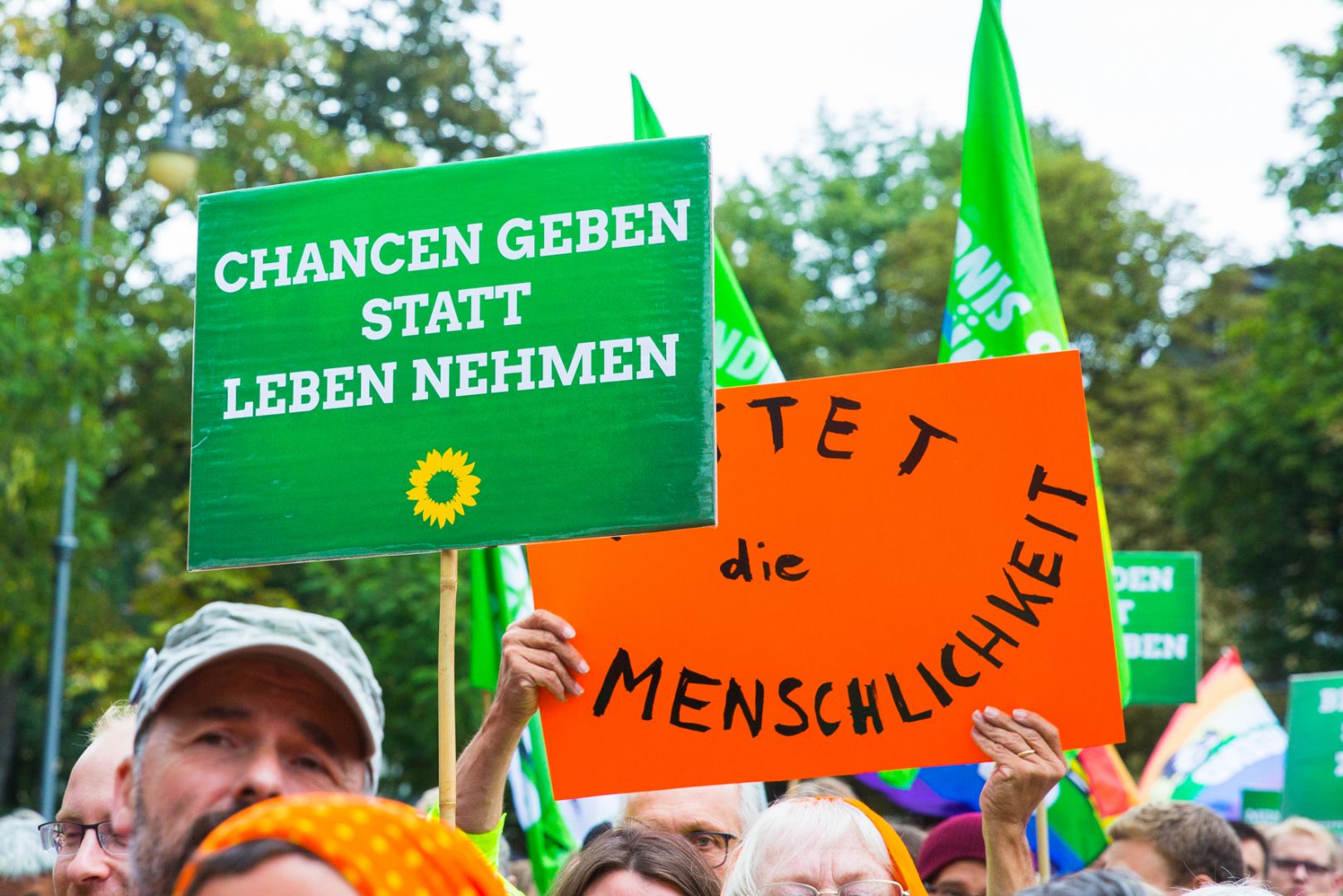 Seenotrettung-Demonstration_Plakate_Die-Grünen_2018