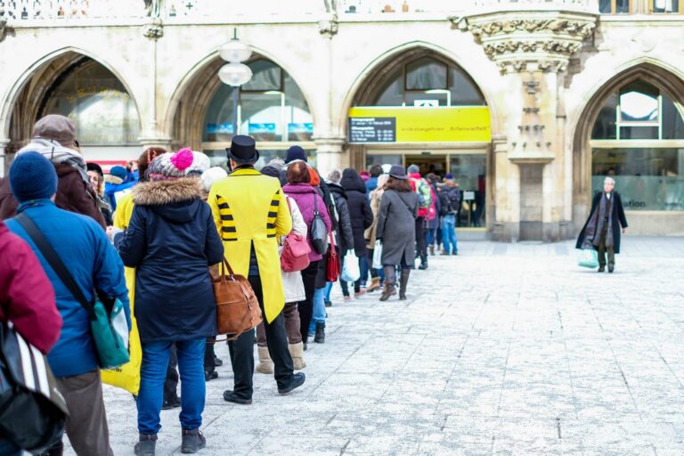 Schlangen vor den Rathäusern trotz Winterkälte