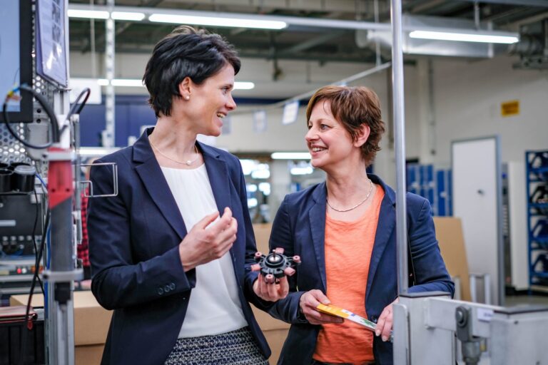 Sigi Hagl und Katharina Schulze bei ebm-papst in Landshut