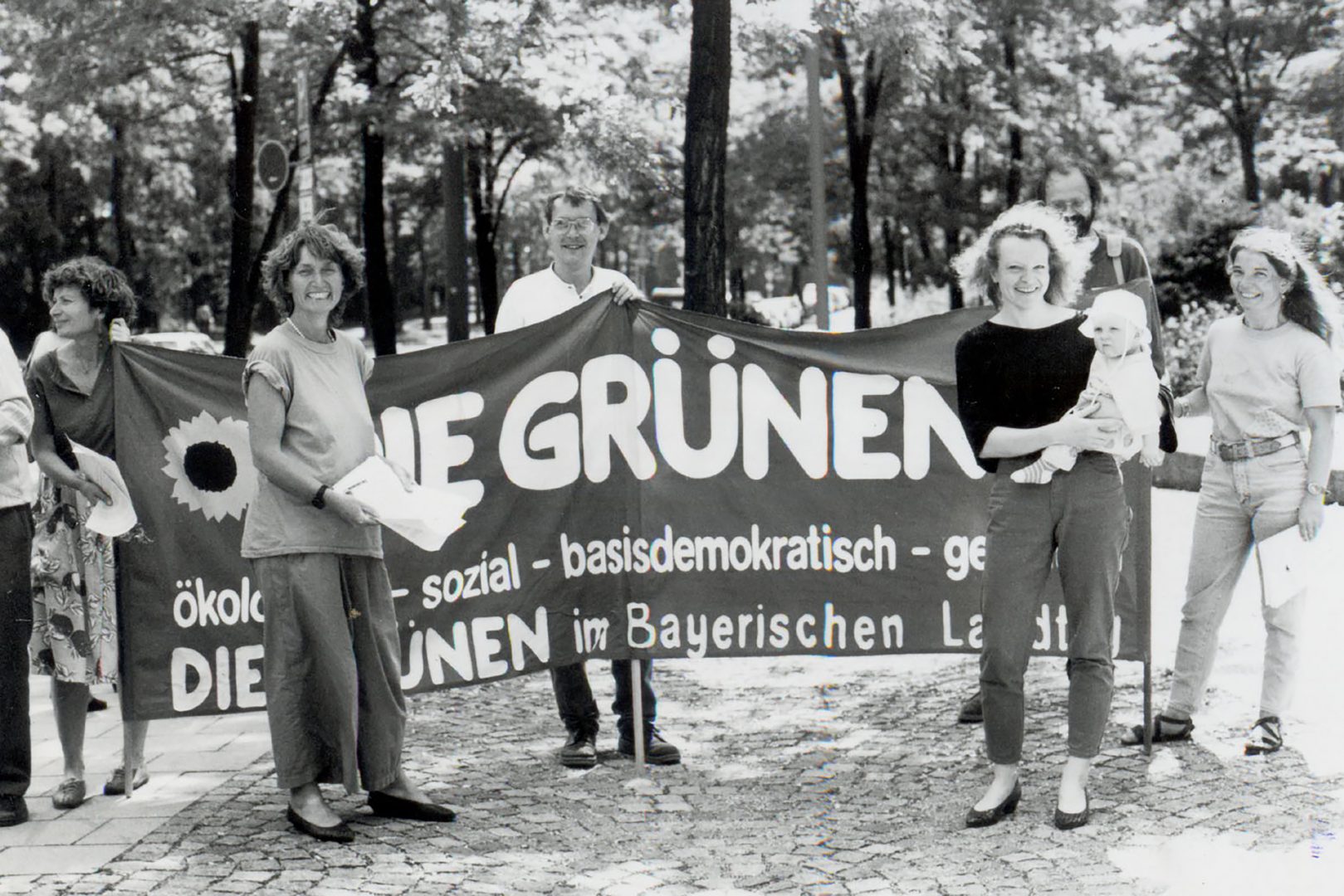 Gelebter Feminismus: Margarete Bause macht Politik, und ihr Baby ist immer dabei – hier bei einer Kundgebung 1991 in München. Rechts neben ihr Tessy Lödermann, links Manfred Fleischer und Ruth Paulig