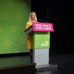 Verena Bentele, Präsidentin des Sozialverbands VdK Deutschland, als Gastrednerin auf der Bühne des Landesparteitags der bayerischen Grünen 2019 in Lindau