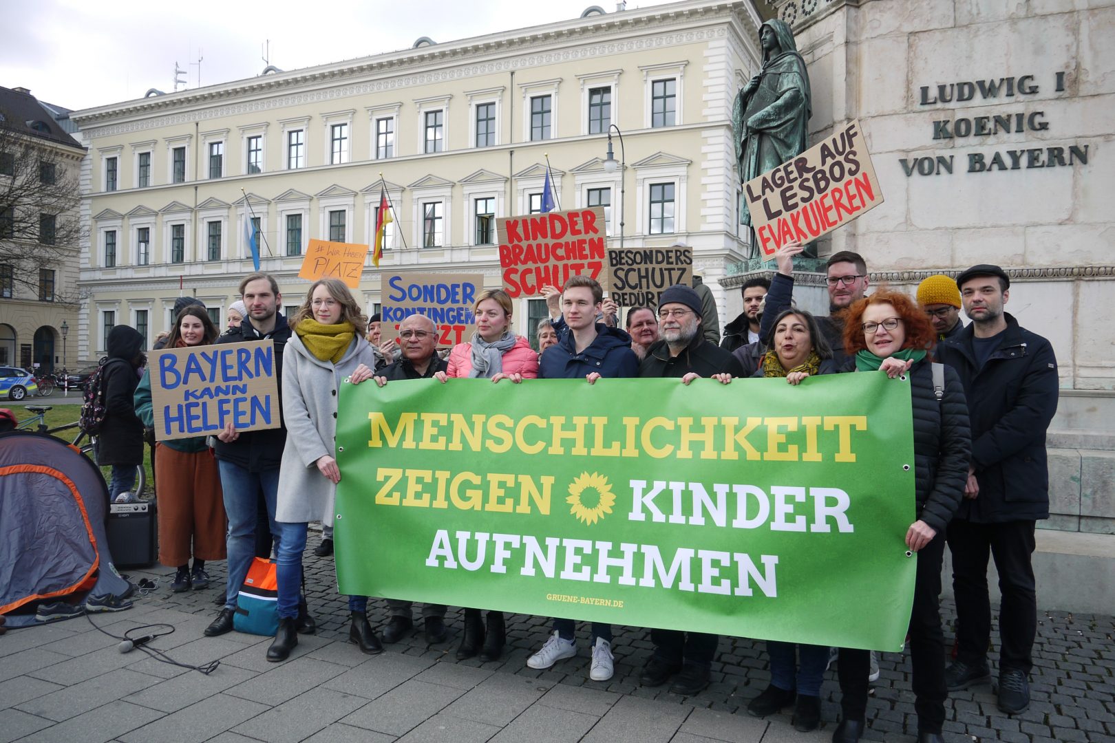 Protestaktion der Grünen vor dem bayerischen Innenministerium für ein bayerisches Aufnahmeprogramm für die Geflüchteten auf Lesbos