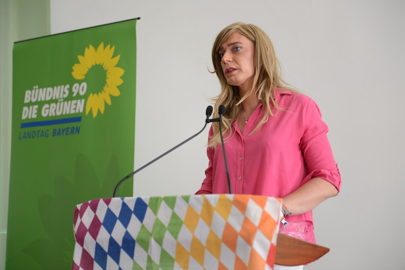 MdL Tessa Ganserer, queerpolitische Sprecherin der grünen Landtagsfraktion, während eines Vortrags