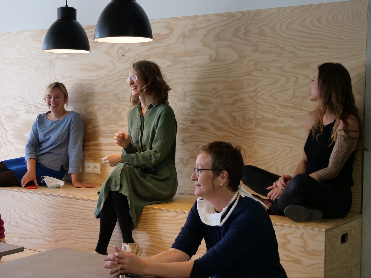 Eva Lettenbauer und Katharina Schulze in einem modernen Meetingraum im Gründerzentrum LINK in Landshut