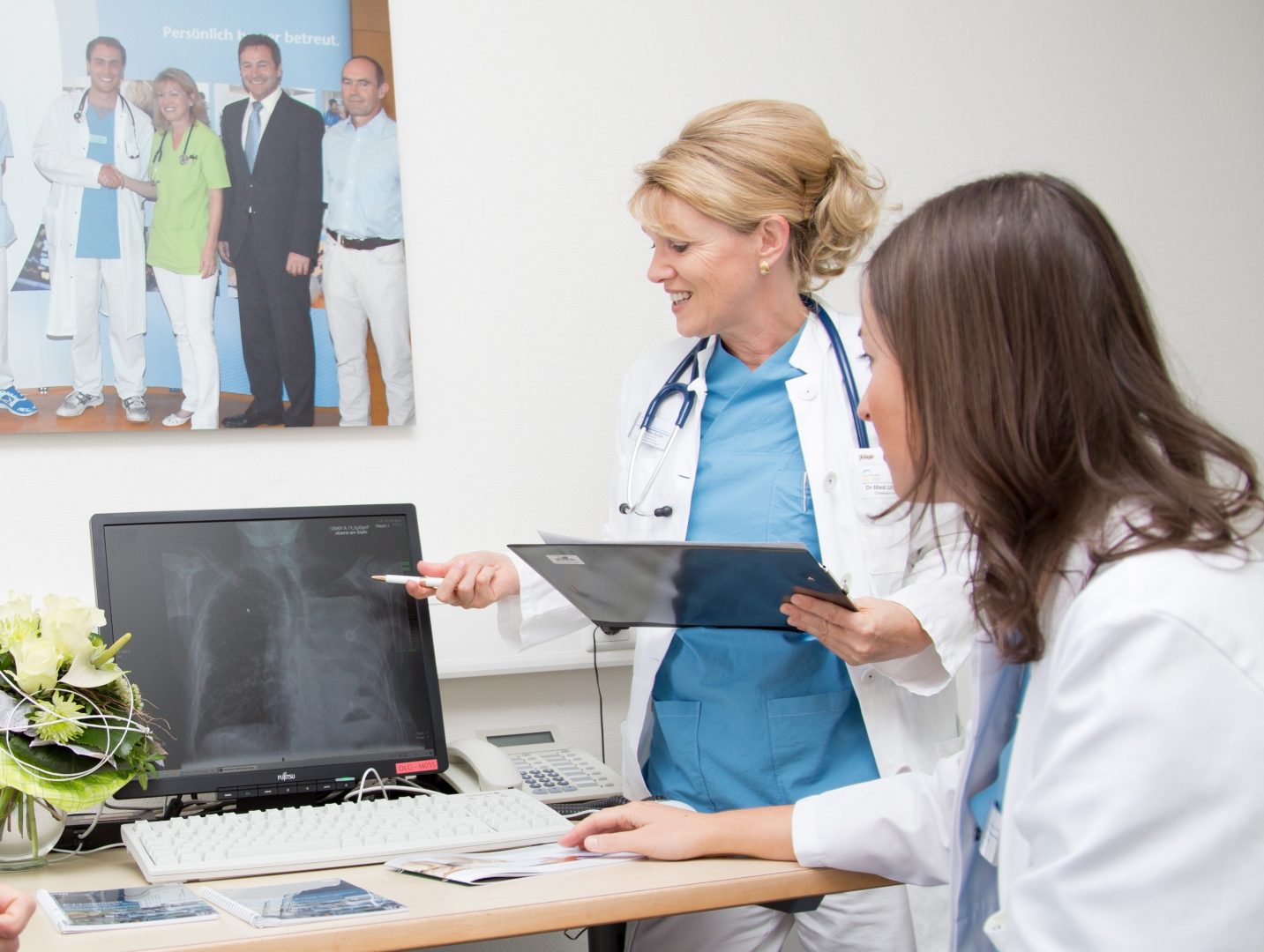 Dr. Ulrike Bechtel bei der Arbeit im Krankenhaus. Gemeinsam mit einer Kollegin analysiert sie gerade ein Röntgenbild.