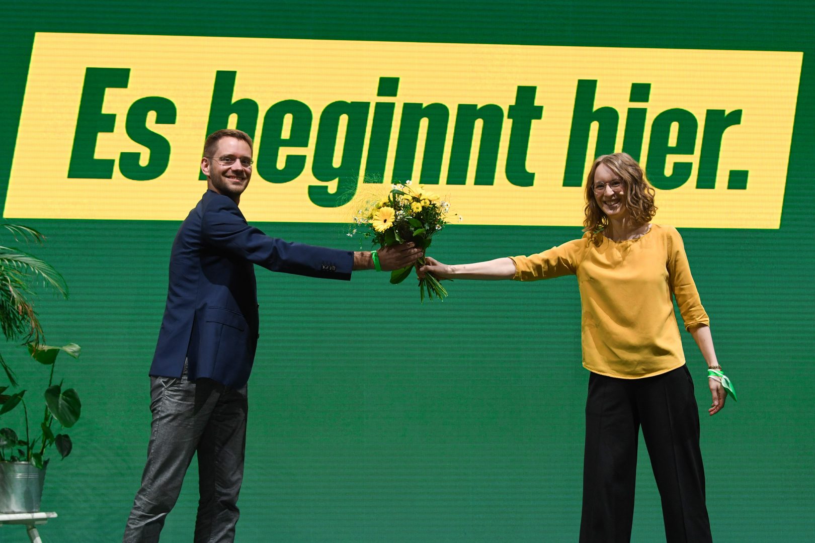 Eva Lettenbauer überreicht Thomas von Sarnowski zur gewonnen Vorsitzenden-Wahl einen Blumenstrauß, mit Corona-Distanz.