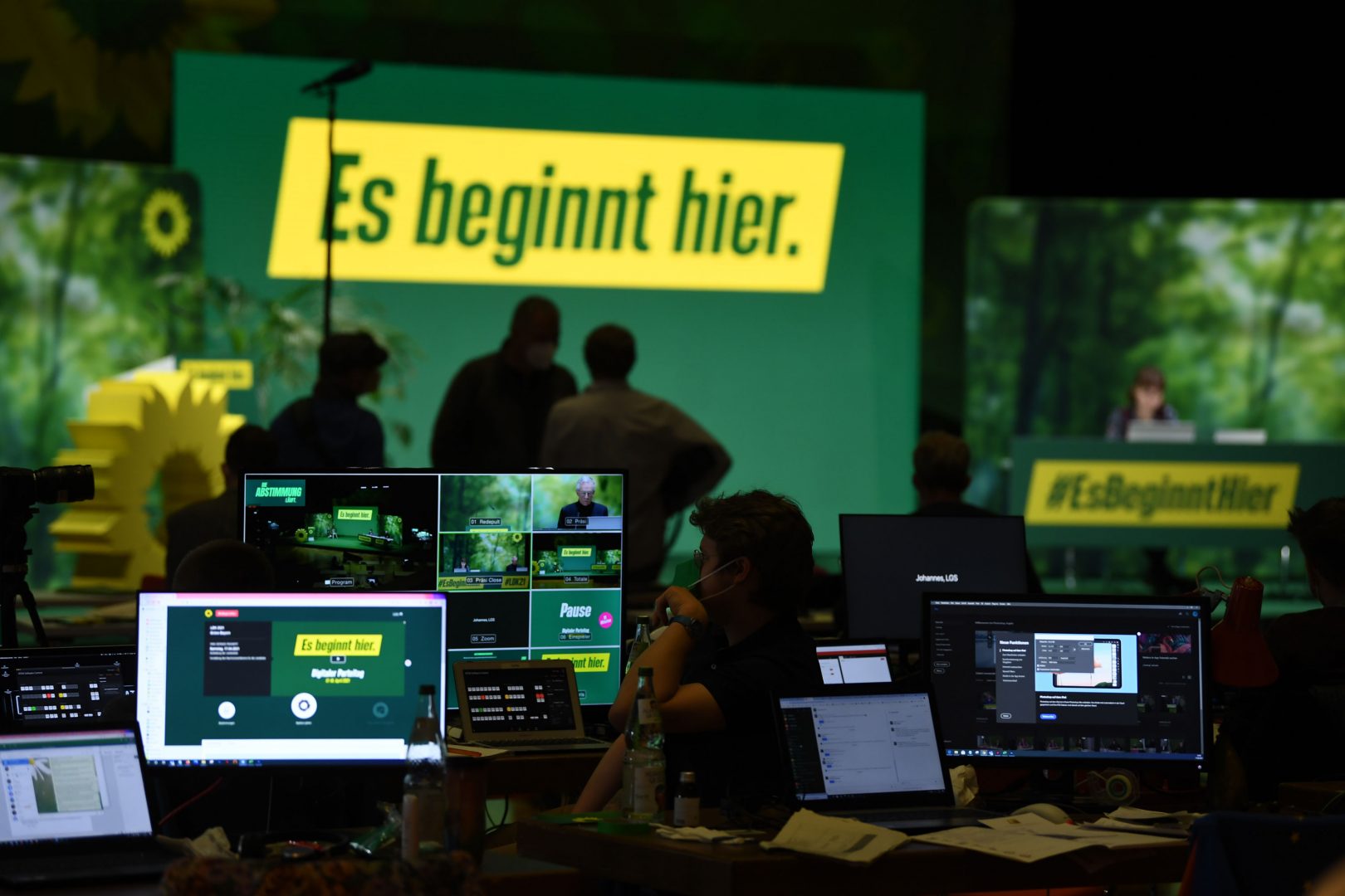 Blick auf die Bühne der LDK - im Vordergrund sieht man das Technik-Setup