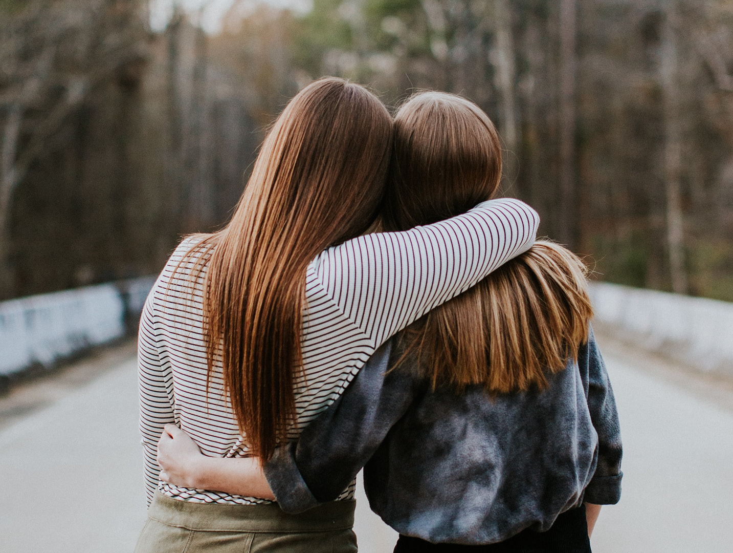 Zwei junge Frauen Arm in Arm