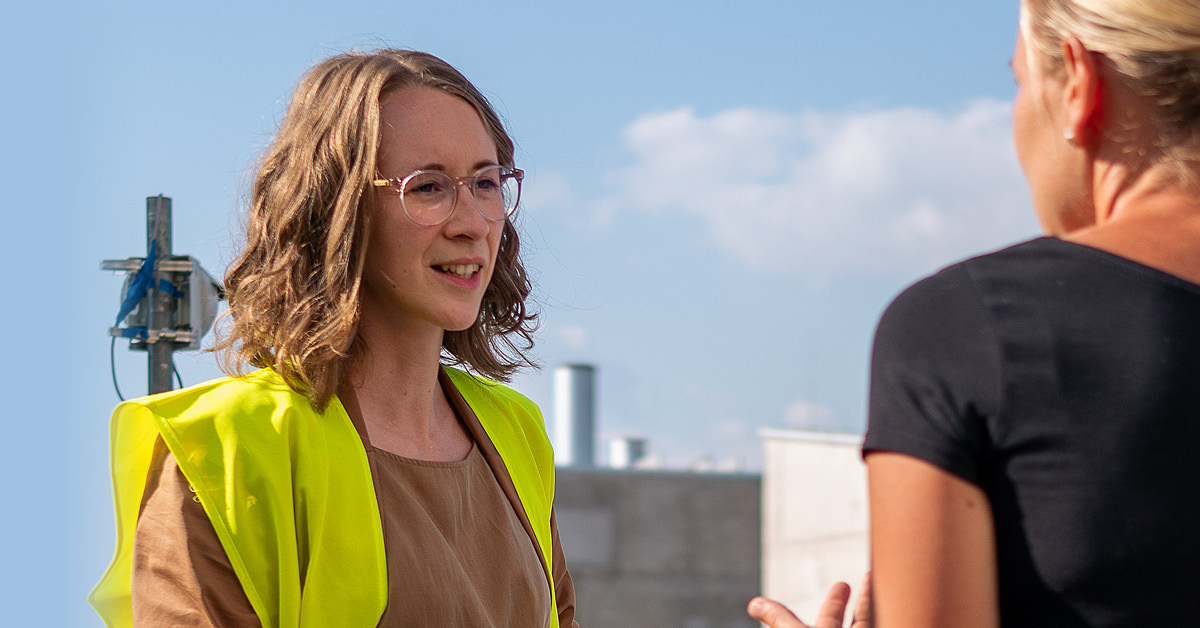 Eva Lettenbauer im Gespräch mit der Geschäftsführerin eines mittelständischen Betriebs in Niederbayern