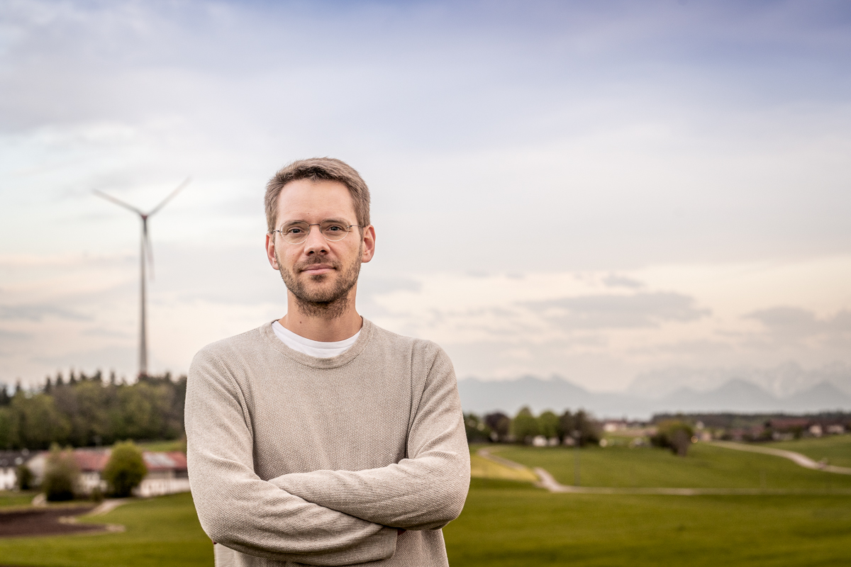 Thomas von Sarnowski, im Hintergrund die Landschaft rund um Ebersberg und ein Windrad