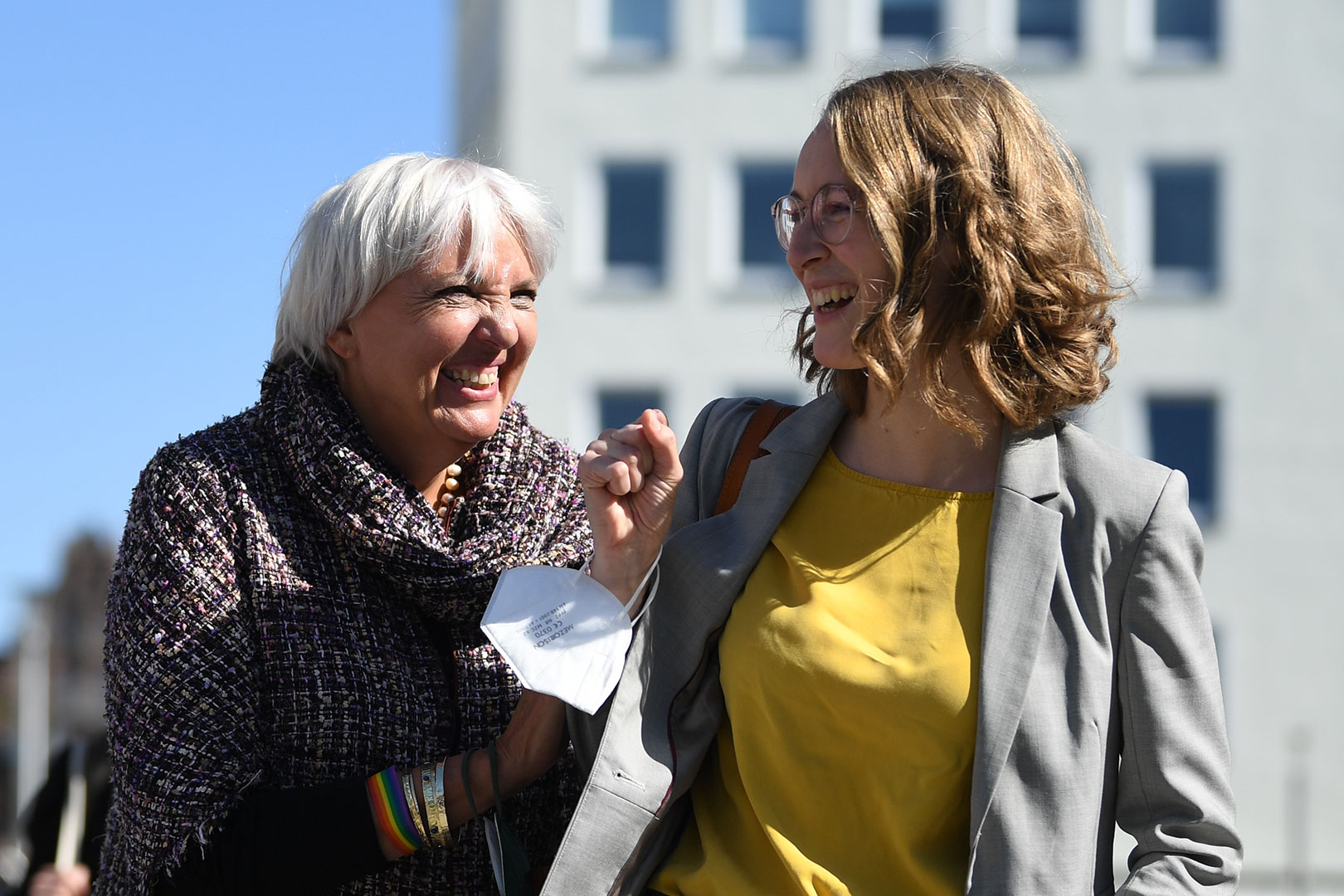Eva Lettenbauer und Claudia Roth lachen sich herzlich an
