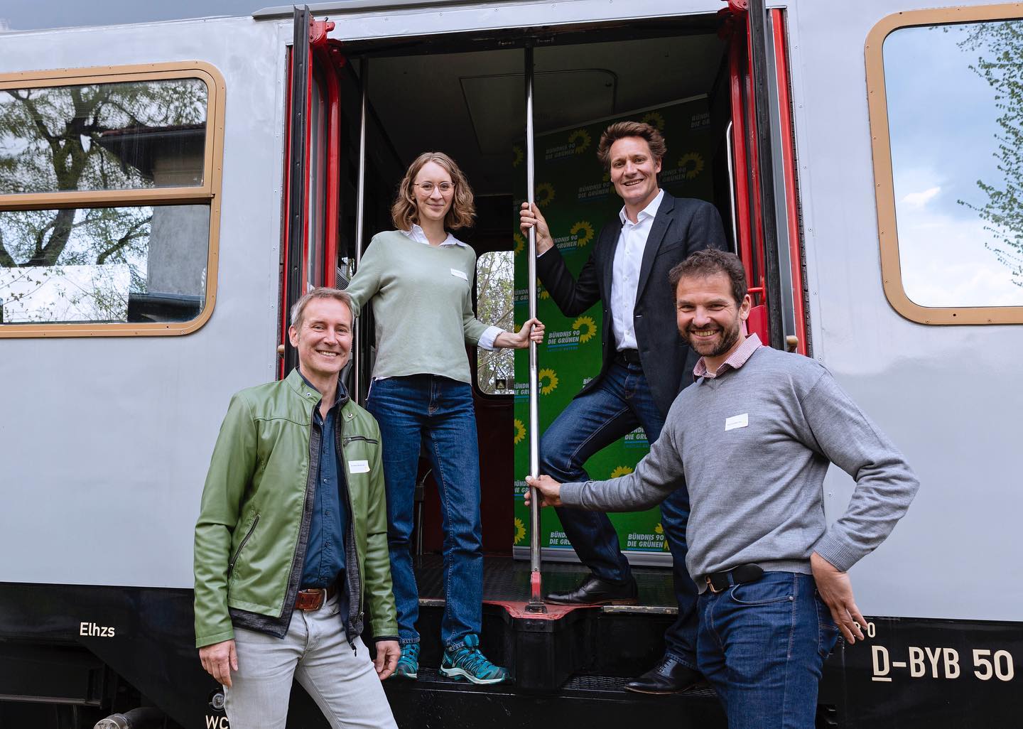 Markus Büchler, Eva Lettenbauer, Ludwig Hartmann und Martin Stümpfig bei der Sonderfahrt der Hesselbergbahn am 1. Mai 2022