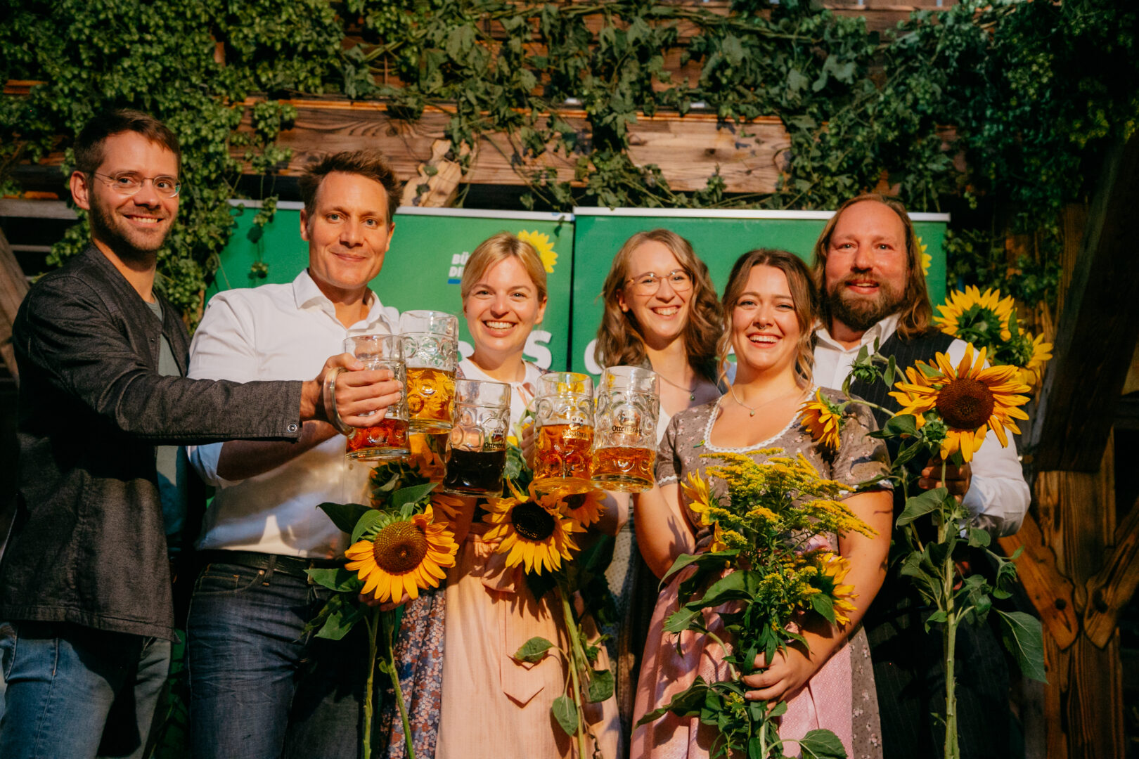 Thomas von Sarnowski, Ludwig Hartmann, Katharina Schulze, Eva Lettenbauer, Marie-Josefine Haimerl vom Kreisverband Kelheim und Toni Hofreiter stoßen an im grünen Weinstadl auf der Gillamoos-Festwiese