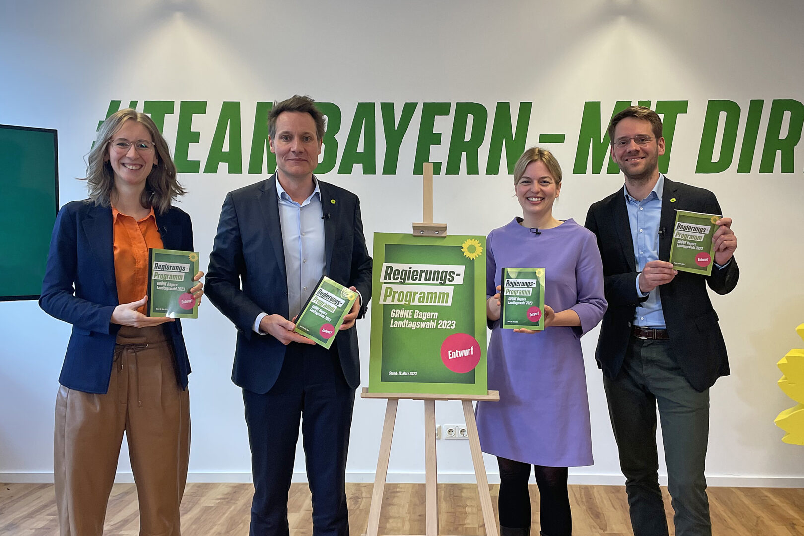 Eva Lettenbauer, Ludwig Hartmann, Katharina Schulze und Thomas von Sarnowski mit dem grünen Regierungsprogramm für die Landtagswahl 2023