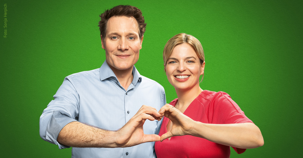 Katharina Schulze und Ludwig Hartmann formen gemeinsam ein Herz mit ihren Händen