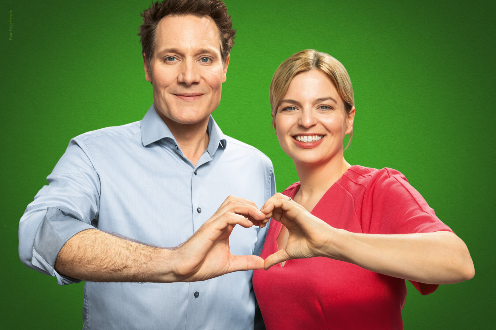 Katharina Schulze und Ludwig Hartmann formen gemeinsam ein Herz mit ihren Händen