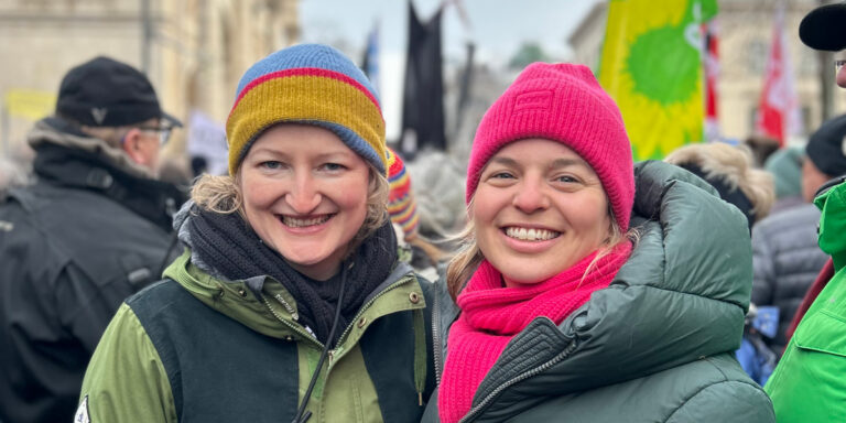 Andrea Wörle und Katharina Schulze auf einer Großdemo gegen den Rechtsrutsch in München
