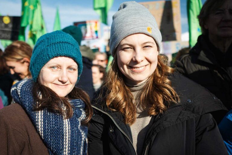 Die bayerische Spitzenkandidatin der GRÜNEN, Jamila Schäfer (rechts) mit einem ehrenamtlichen Mitglied