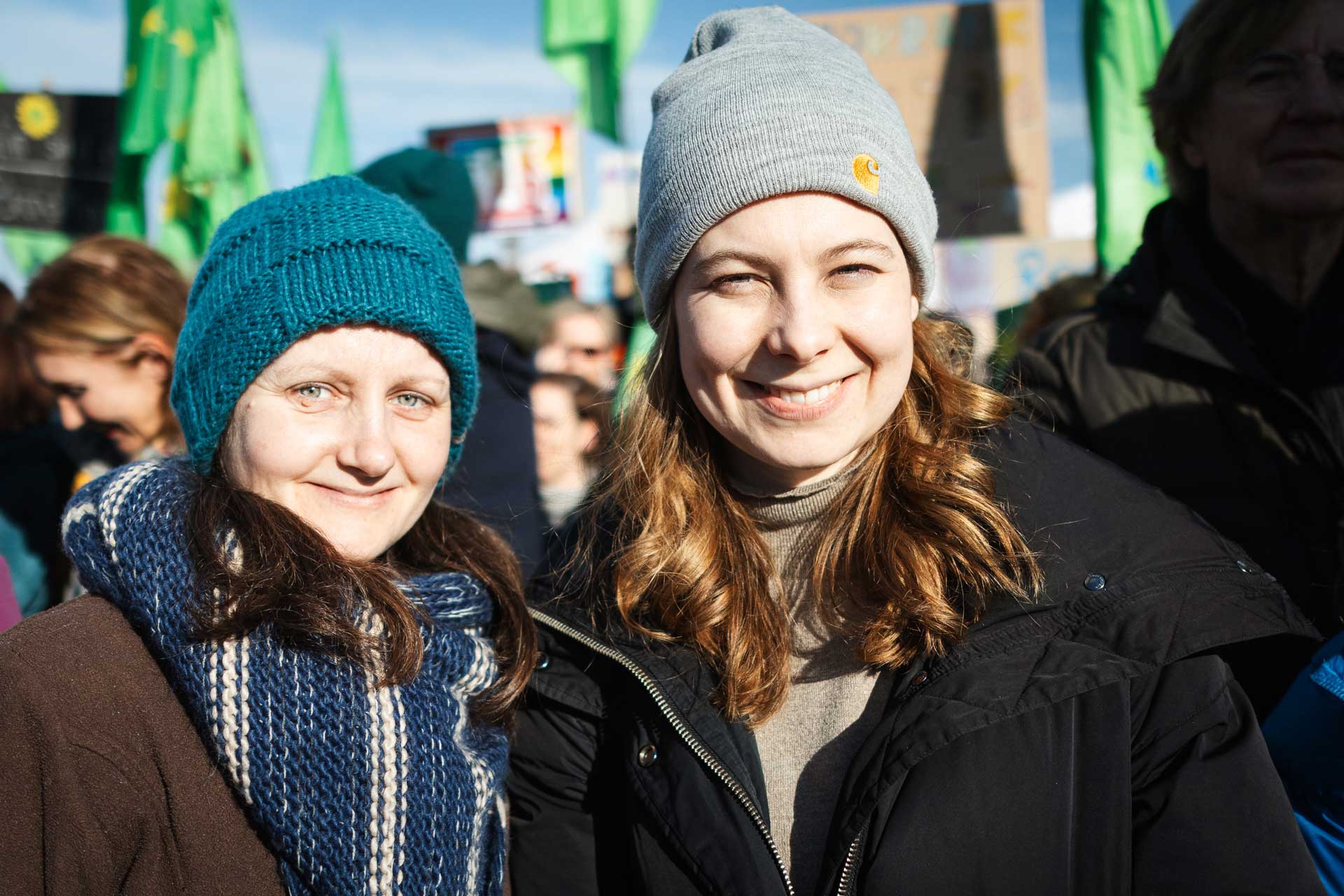 Die bayerische Spitzenkandidatin der GRÜNEN, Jamila Schäfer (rechts) mit einem ehrenamtlichen Mitglied