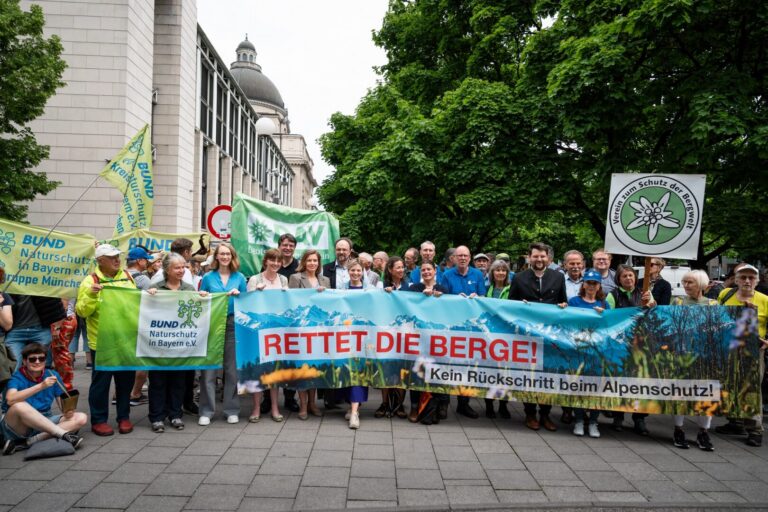 Bündnis „Rettet die Berge“ startet mit Protest-Aktion vor der Staatskanzlei